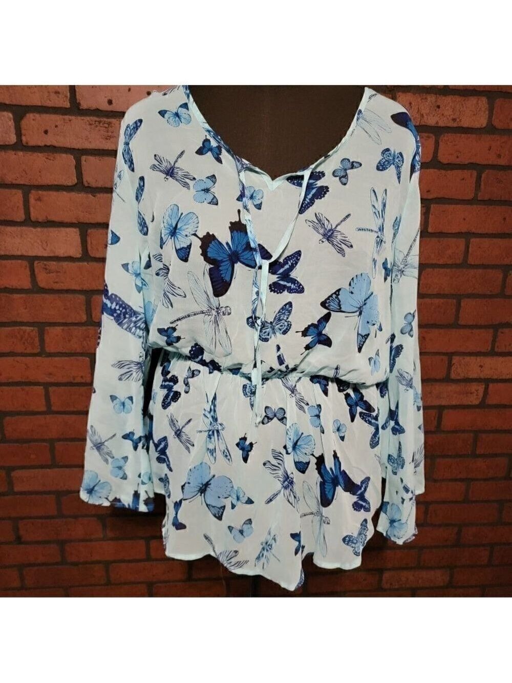 Women's No Boundaries Butterfly Shirt. Size XL (15-17), Blue gathered at waist.